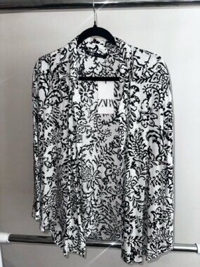 ZARA NWT Black White Print Blouse Size S – Flowy Statement Top